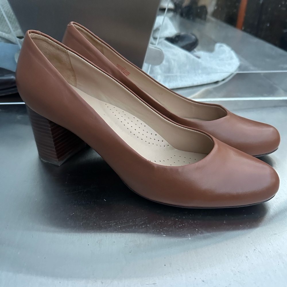 Classic Women's Brown Leather Block Heel Pumps - Picture 8 of 8